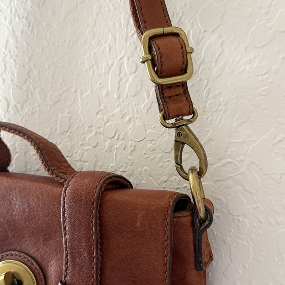 Fossil Leather Purse Crossbody Saddle Bag Brown Messenger Minimalist Key Charm - Picture 7 of 16